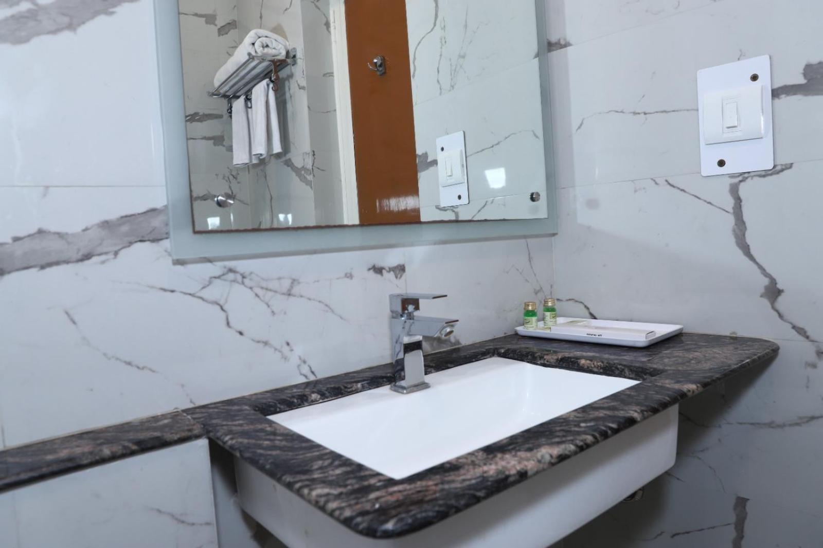 Airport Hotel New Delhi Extérieur photo